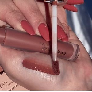 Mellow liquid lip gloss in St Tropez